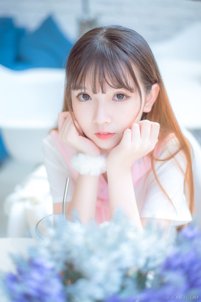 或许，我们终究会有那么一天：牵着别人的手，遗忘曾经的他。——三毛《雨季不再来》